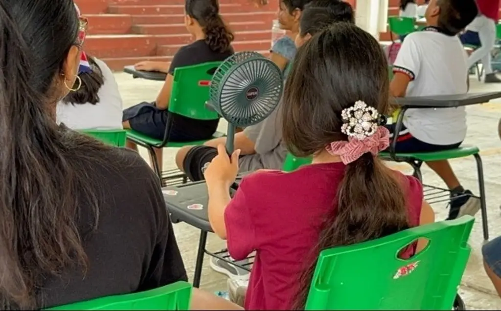 Imagen Estudiantes toman clases al aire libre por falta energía eléctrica al norte de Veracruz