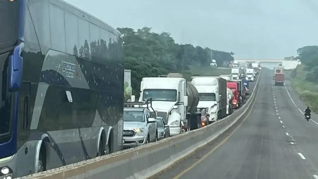 Imagen Hay cierre a la circulación en ambos sentidos en autopista de Veracruz 