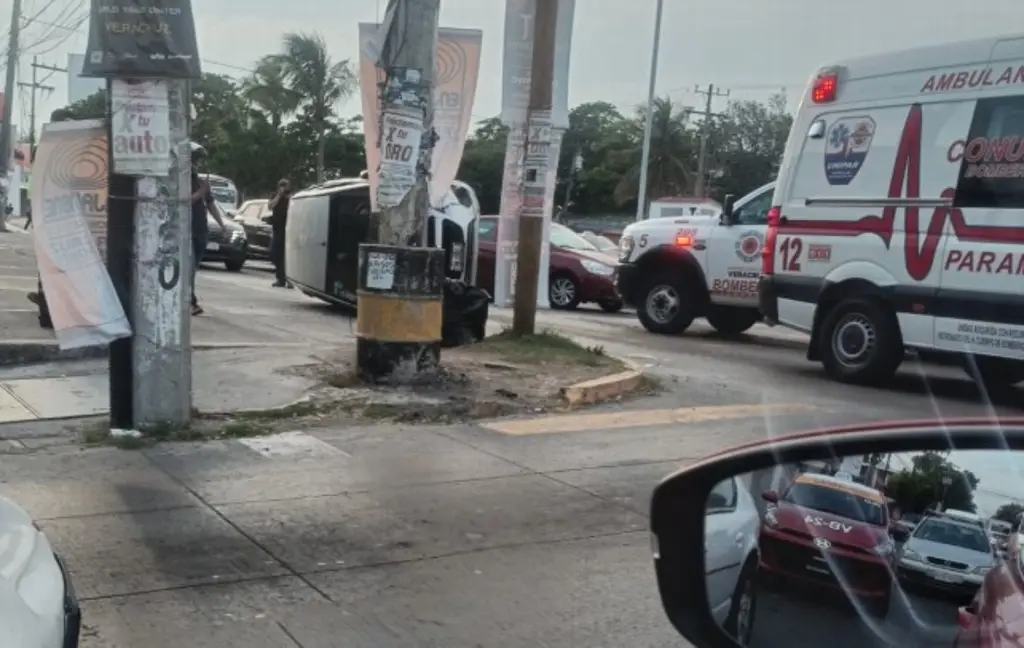 Imagen Aparatoso accidente en avenida Ejército Mexicano de Boca del Río; hay lesionados