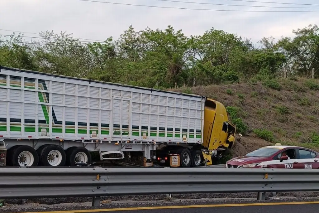 Imagen Tráiler invade carril contrario en la Veracruz - Cardel; hay un motociclista lesionado
