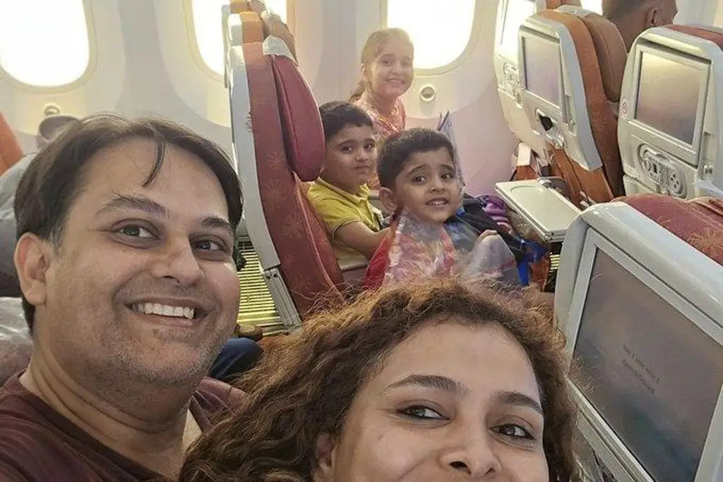 Imagen Familia completa toma vuelo de Air India sin retorno 'hacia una nueva vida'