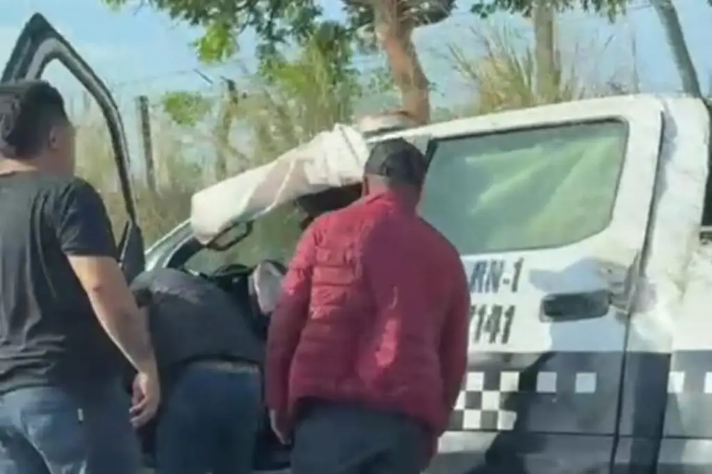 Imagen Vuelca patrulla de la SSP en Plan del Río; dos policías resultan heridos