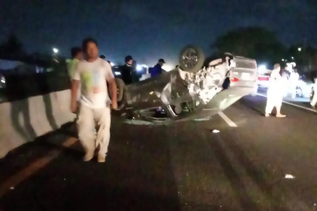 Imagen Vuelca auto tras ser impactado por tráiler en la Veracruz - Cardel; responsable huyó 