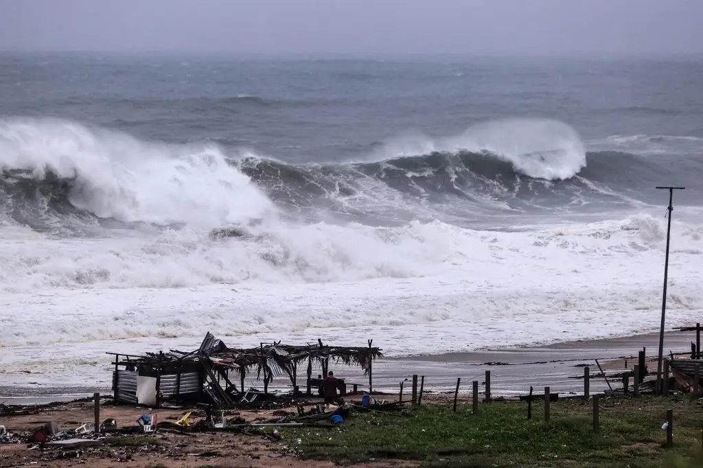 Imagen Por tormenta Dalila cierran puerto de Manzanillo, en el Pacífico