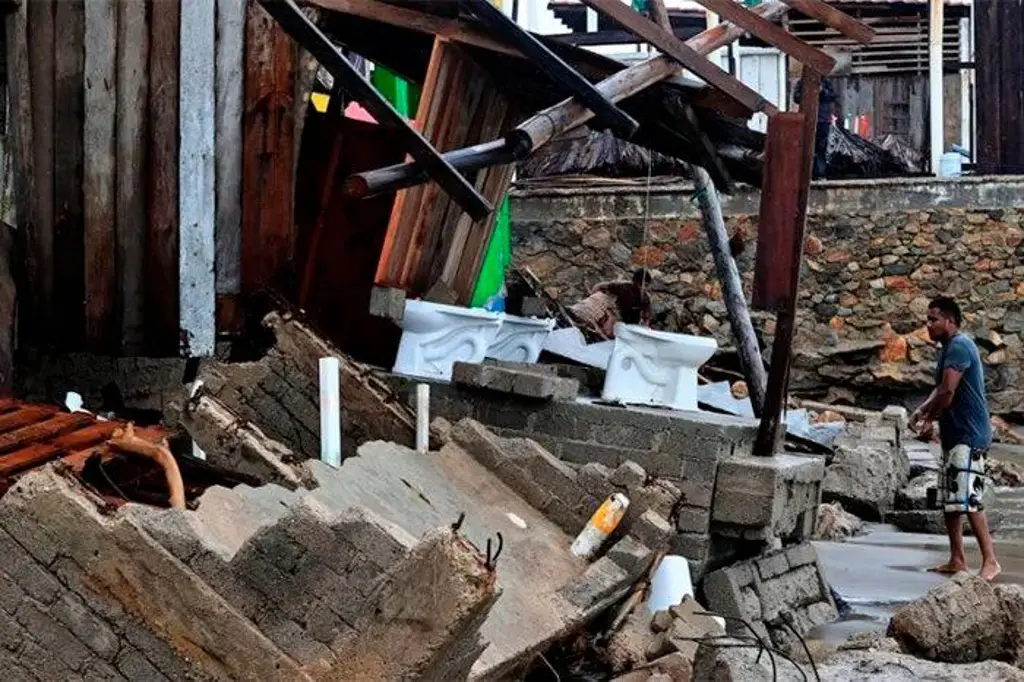 Imagen Tormenta Dalila dejó daños y embarcaciones hundidas por fuerte oleaje Colima y Acapulco