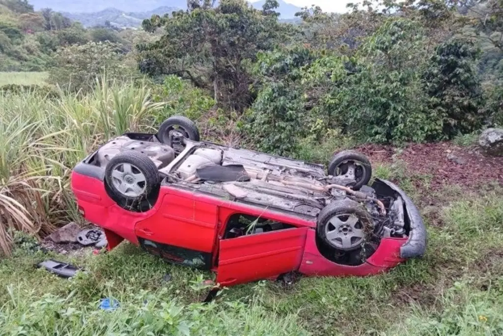 Imagen Conductor presuntamente ebrio vuelca su auto en carretera de Veracruz