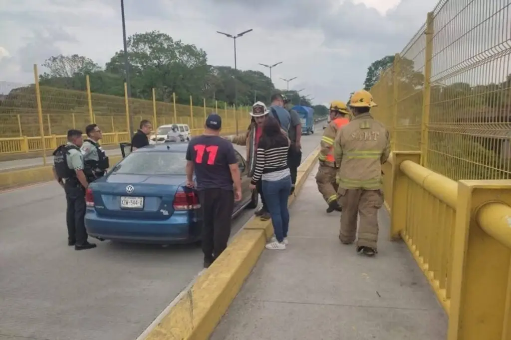 Imagen Bomberos de Fortín evitan tragedia en el puente de Metlác