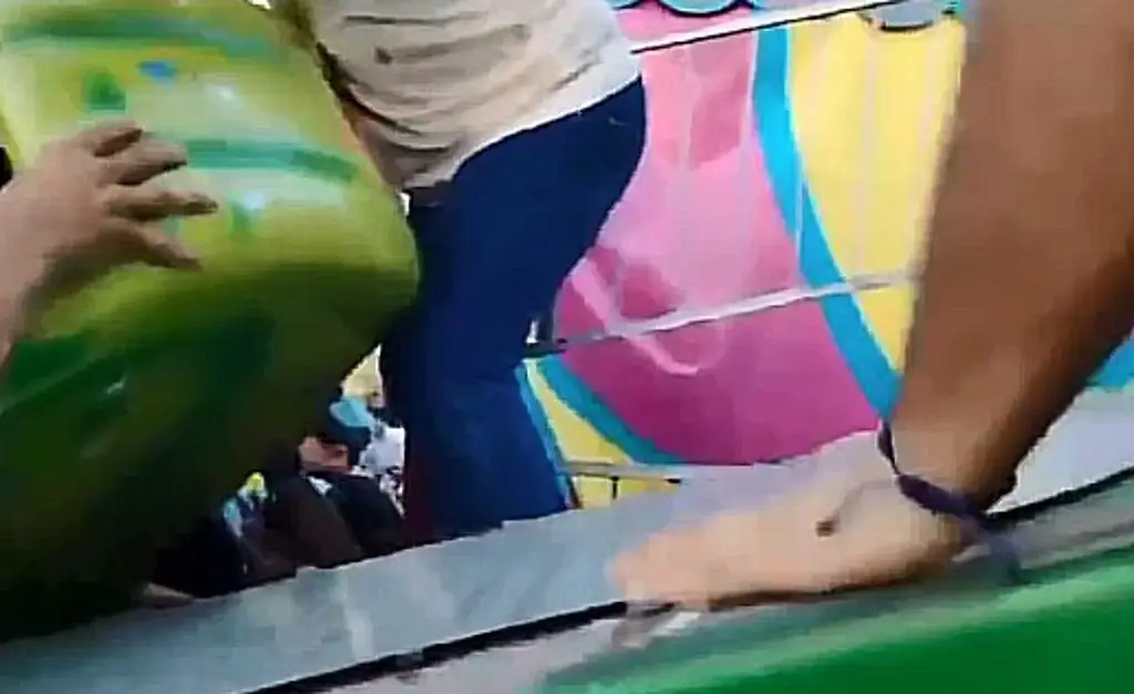Imagen Falla juego mecánico y mujer termina 'prensada' en NL (+Video)