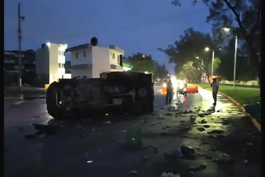 Imagen Volcadura en el bulevar Fidel Velázquez 