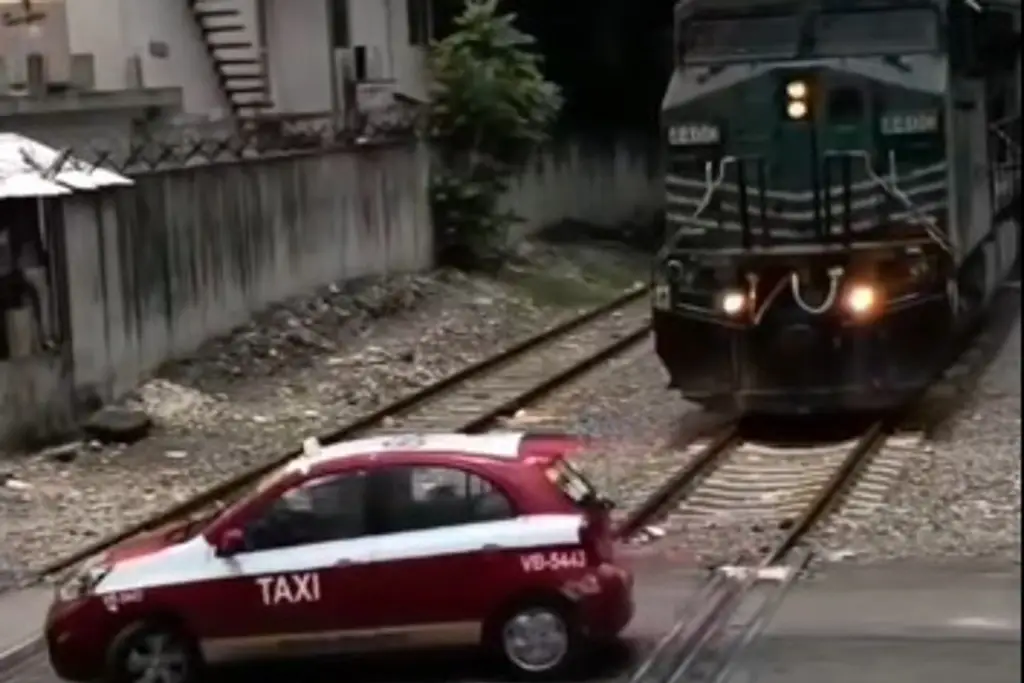 Imagen Taxi casi es arrollado por el tren en Veracruz, así fue grabado el momento