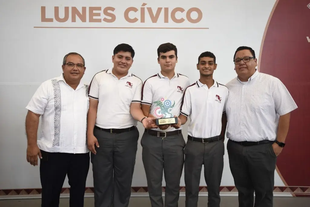 Imagen Estudiantes de Veracruz ganan concurso nacional con vehículo solar