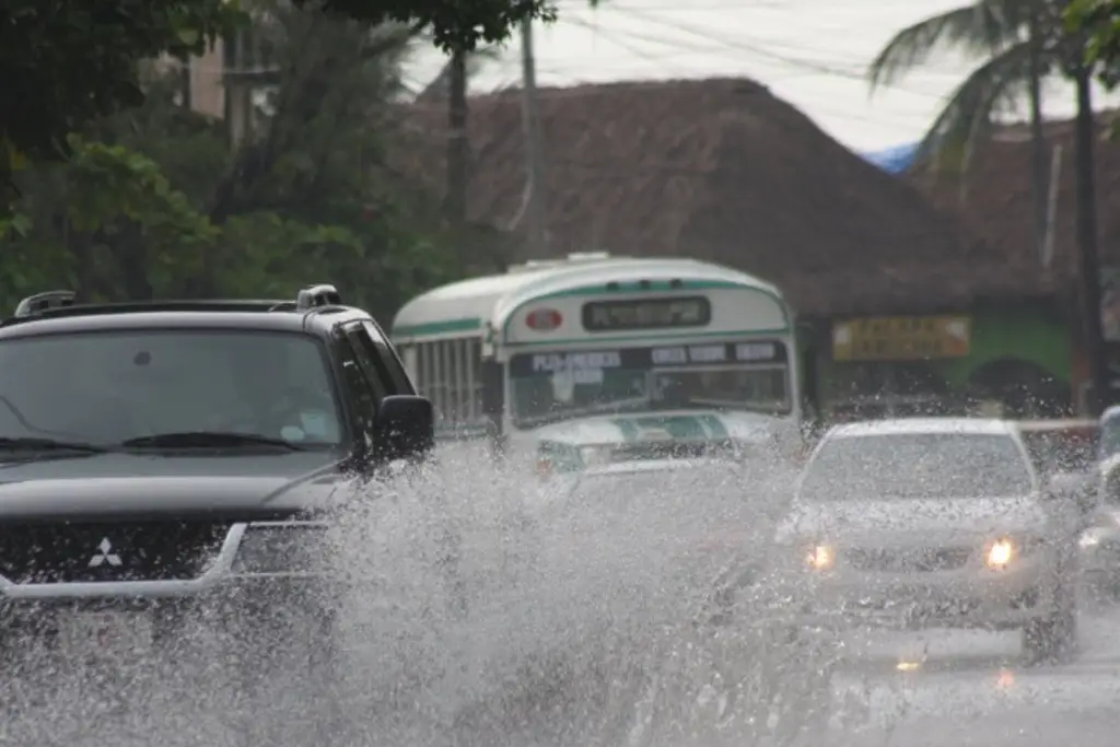 Imagen Prevén lluvias con posible actividad eléctrica y viento en Veracruz