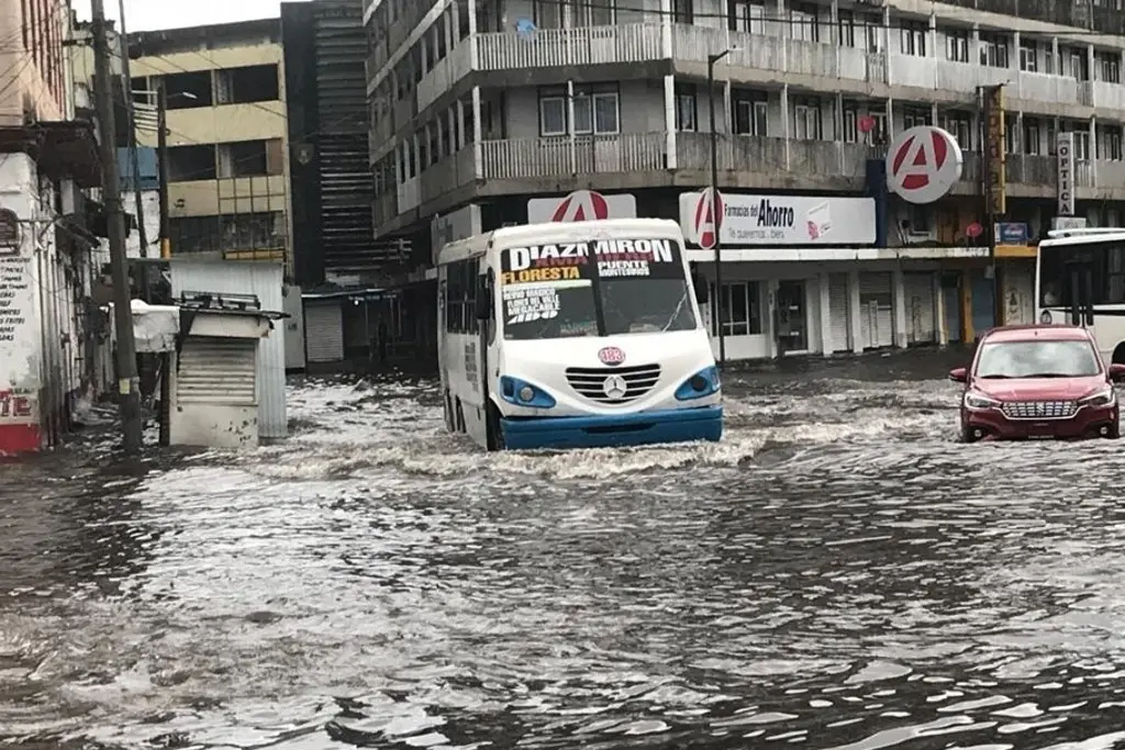 Imagen ¿Cómo pasar una calle inundada sin quedarte varado en Veracruz? Esto aconseja la Inteligencia Artificial