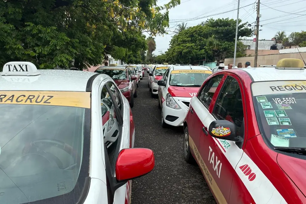 Imagen Taxistas de Veracruz acusan que son asaltados por motociclistas; les sacan la navaja