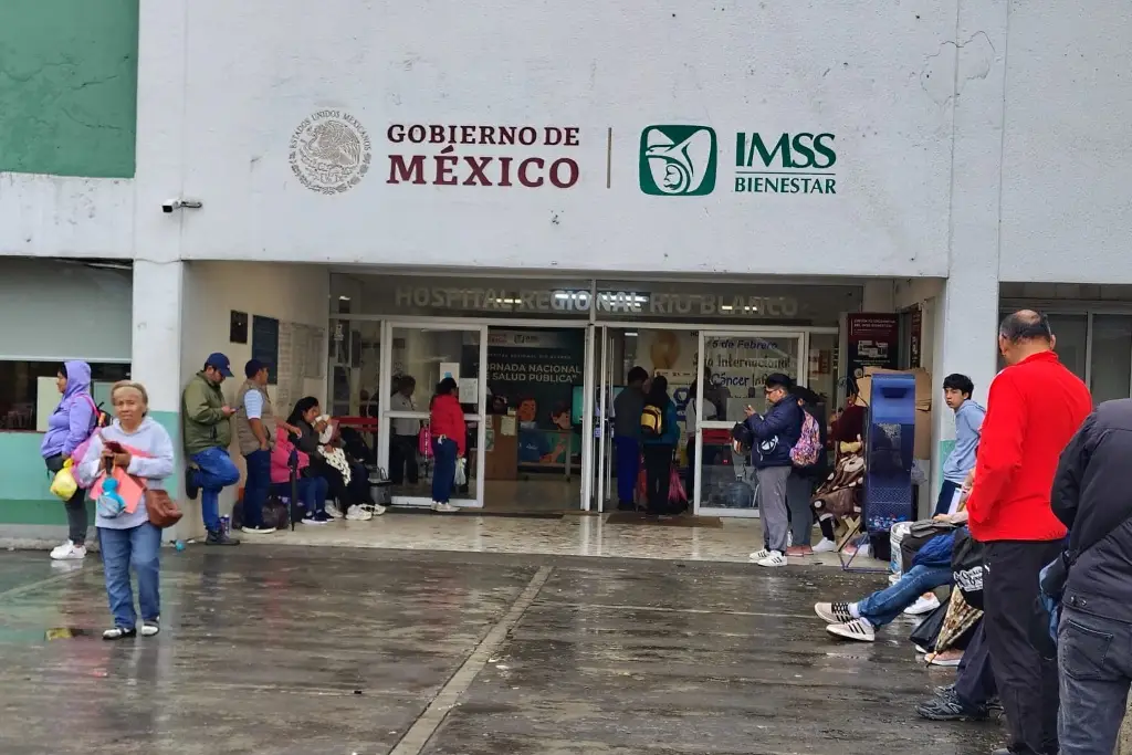 Imagen Trabajadores de limpieza del Hospital IMSS Bienestar de Río Blanco protestan por falta de pago