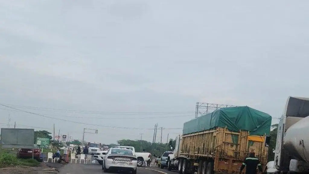 Imagen Bloquean habitantes la Costera del Golfo la mañana de este jueves
