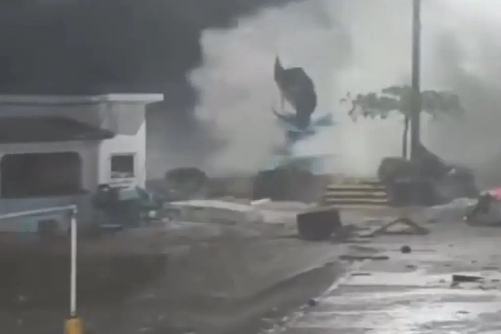 Imagen Potente y enorme ola se lleva monumento al pez vela en Puerto Escondido (+Video)