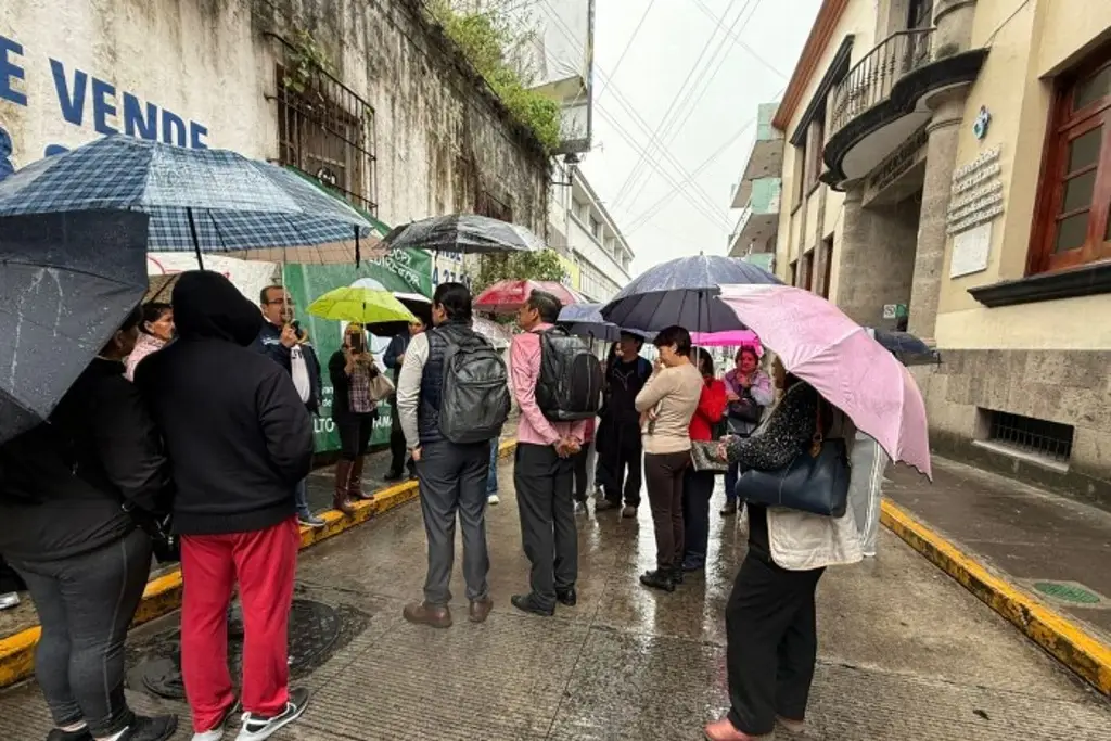 Imagen Xalapa: Toman la Prepa Juárez, exigen mantener en el cargo a director
