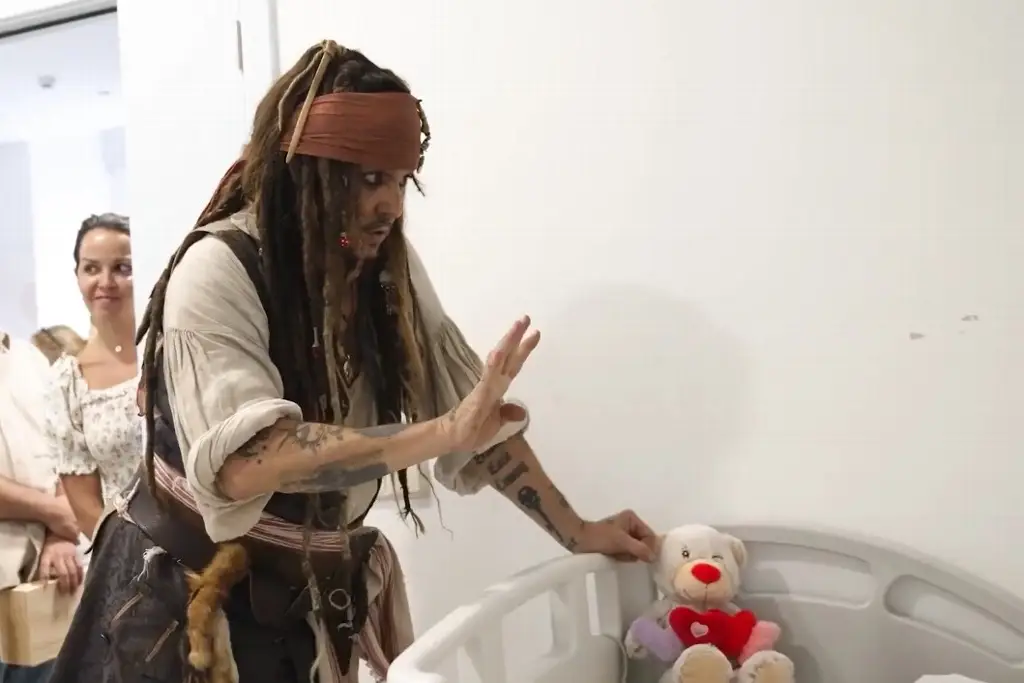 Imagen Johnny Deep y 'Jack Sparrow' conviven con niños enfermos de cáncer (+Video)