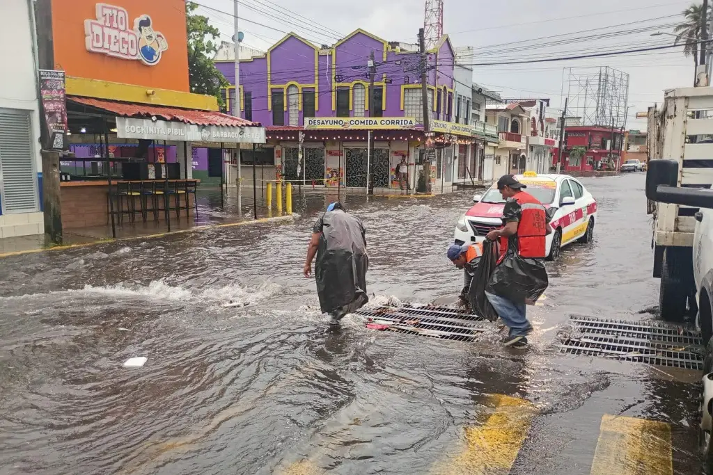 Imagen Realizan limpieza de alcantarillas y rejillas en Veracruz tras lluvia