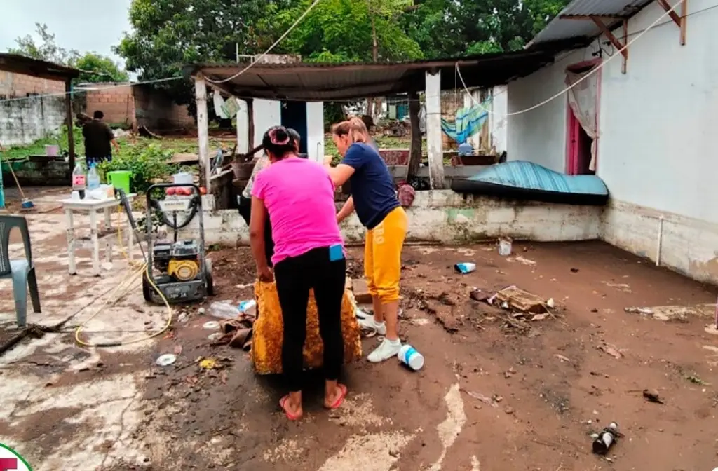Imagen Colapsa muro por fuertes lluvias; hay decenas de viviendas afectadas