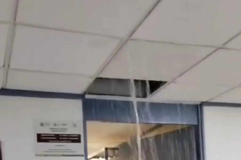 Imagen Lluvia se filtra en el Hospital de Alta Especialidad y en plaza comercial de Veracruz
