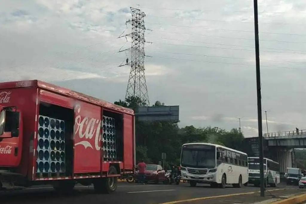Imagen Sujeto sube a torre de CFE y moviliza a cuerpos de emergencia en Veracruz