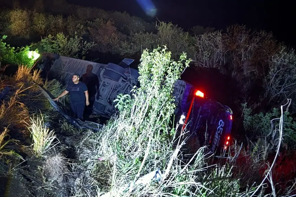 Imagen Vuelca autobús de pasajeros en carretera de Veracruz; reportan varios lesionados
