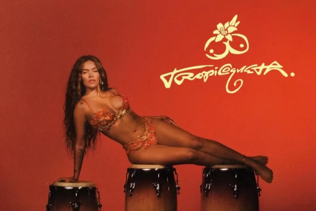 Imagen Karol G lanza 'Tropicoqueta', homenaje a lo latino que va del merengue a la ranchera