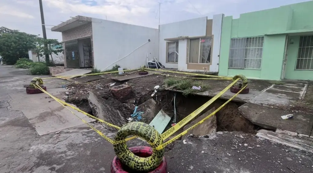 Imagen Vecinos de Colinas de Santa Fe piden que reparen mega socavón 
