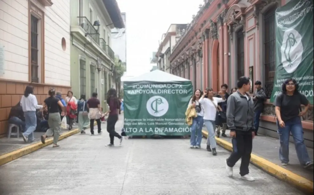 Imagen Continúa plantón frente al Prepa Juárez en Xalapa; estudiantes exigen restitución de director