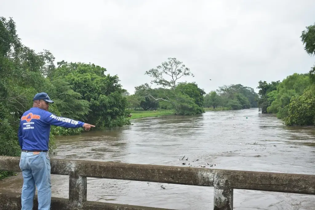 Imagen Desborda río en Tlalixcoyan, pero en partes bajas