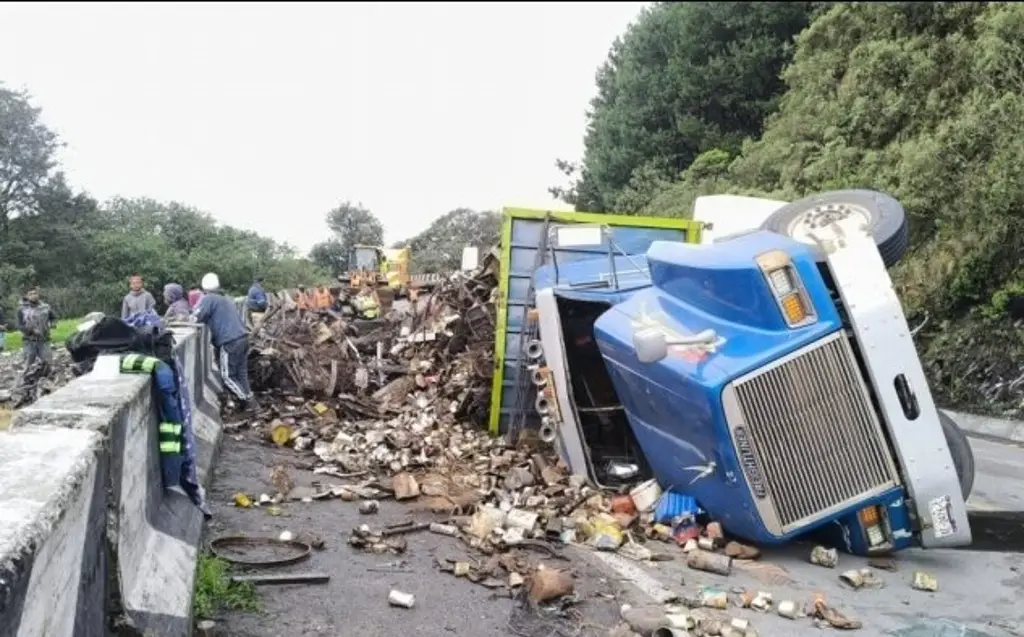 Imagen Vuelca camión cargado con chatarra en la autopista Puebla-Orizaba