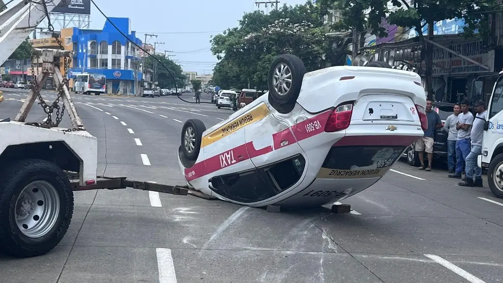 Imagen Taxi queda llantas arriba en calles del centro de Veracruz; hay dos lesionados