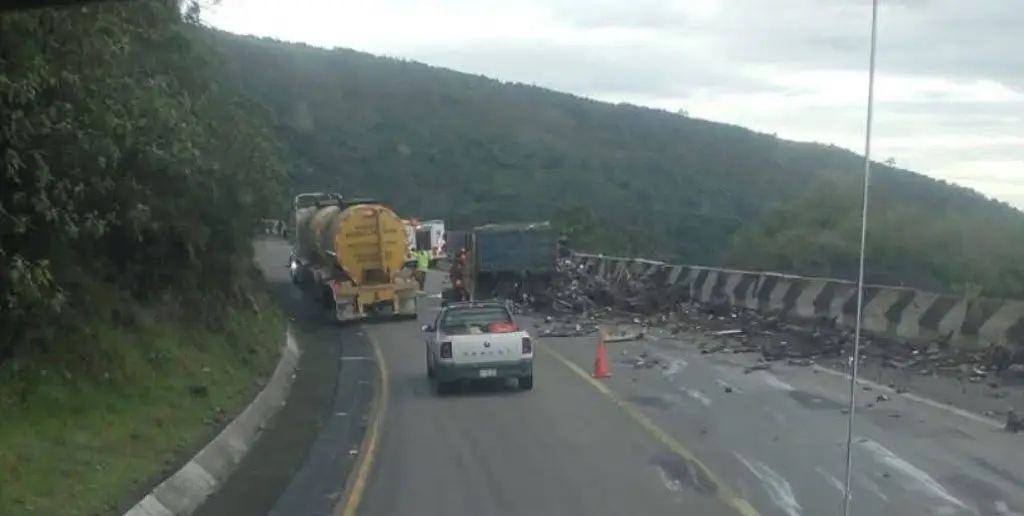 Imagen Retiran camión cargado de chatarra que volcó en las cumbres de Maltrata