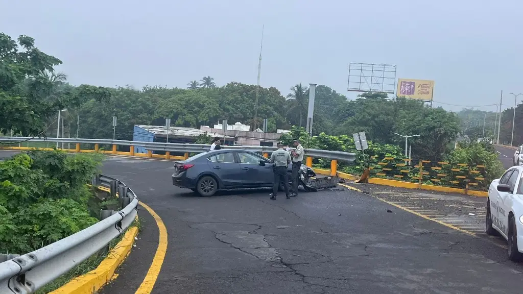 Imagen Choca y huye en el distribuidor vial del aeropuerto de Veracruz
