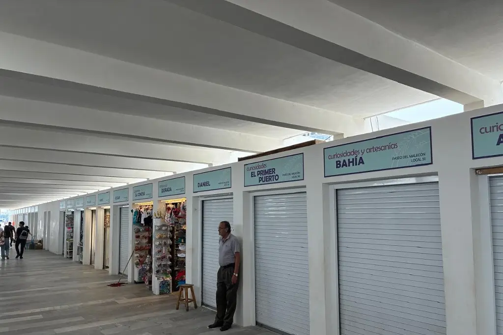 Imagen Locatarios del Mercado de Artesanías de Veracruz piden reparar filtración de agua 