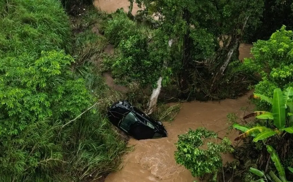 Imagen Fuertes lluvias inundan calles y avenidas en Xalapa; agua arrastra vehículos (+Video)