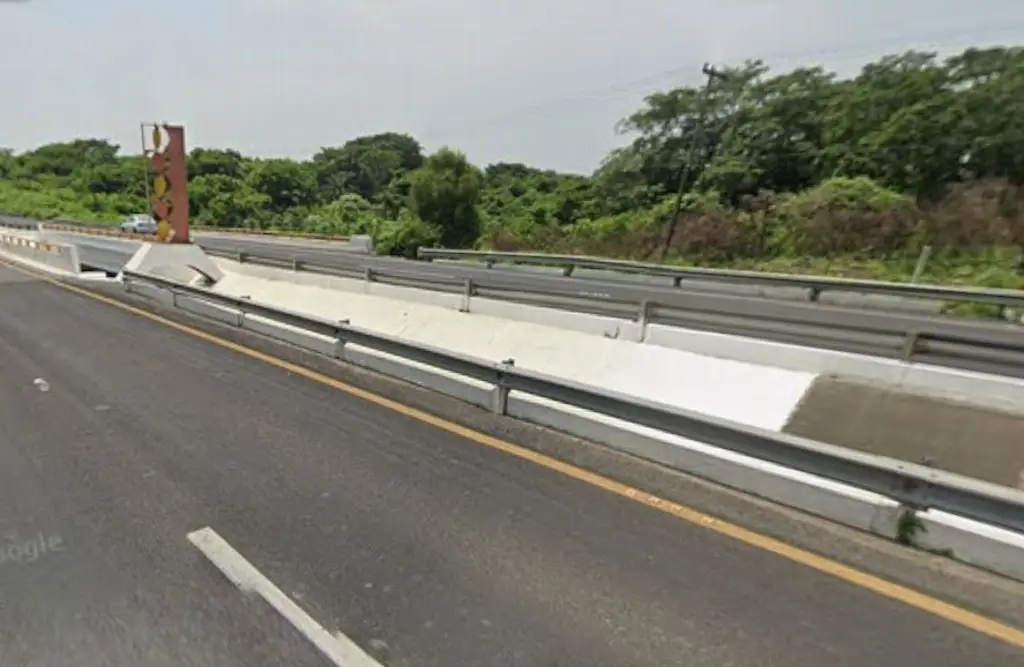 Imagen Auto choca y 'sale volando' en la autopista Veracruz - Cardel; hay 3 lesionados