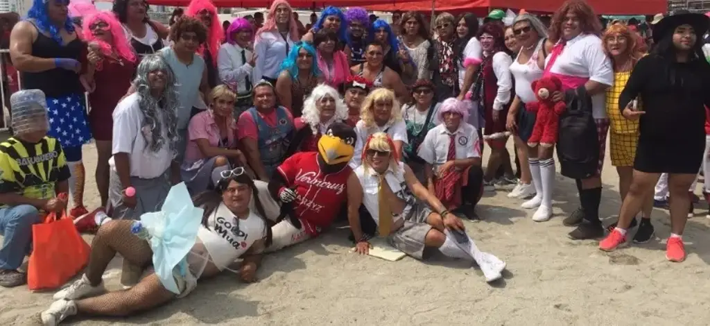 Imagen A esta hora es el partido Solteras vs Casadas que anuncia la llegada del Carnaval de Veracruz