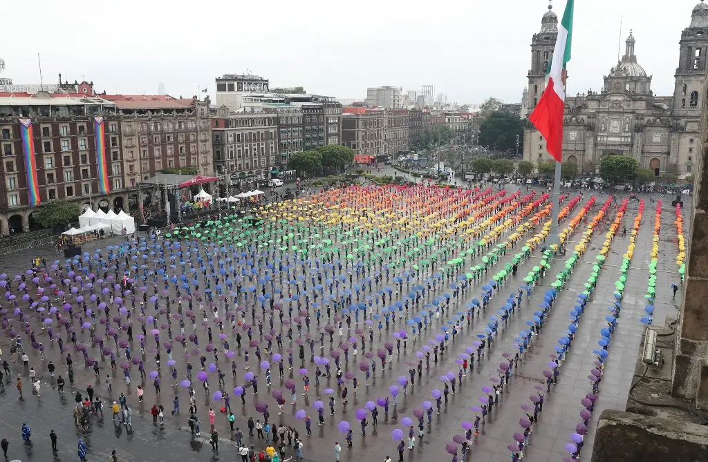 Imagen Miles de personas forman bandera LGTBI monumental en Zócalo de CDMX; dedicada a la diversidad
