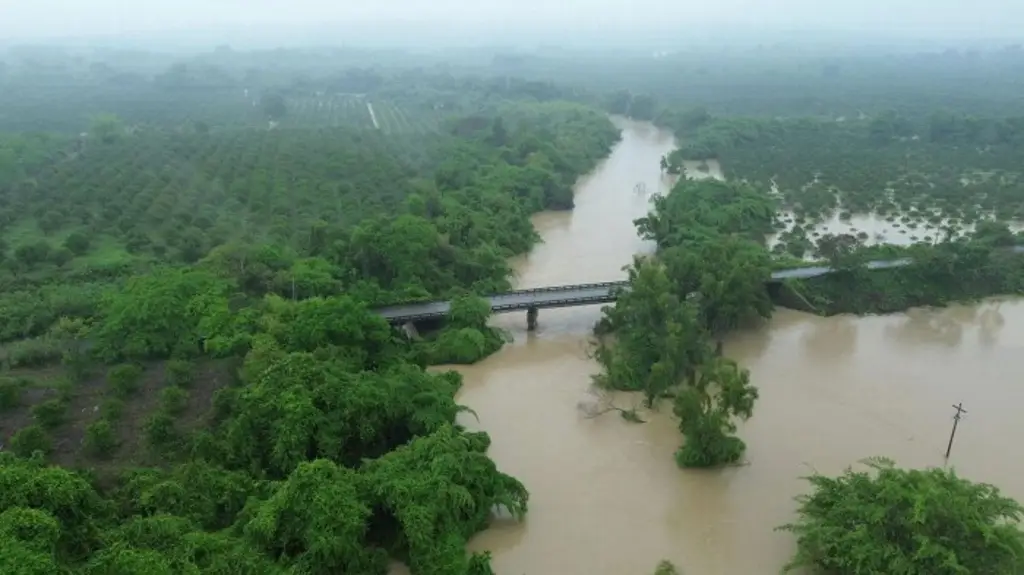 Imagen Inundaciones bloquean el paso a comunidades en Álamo, Veracruz