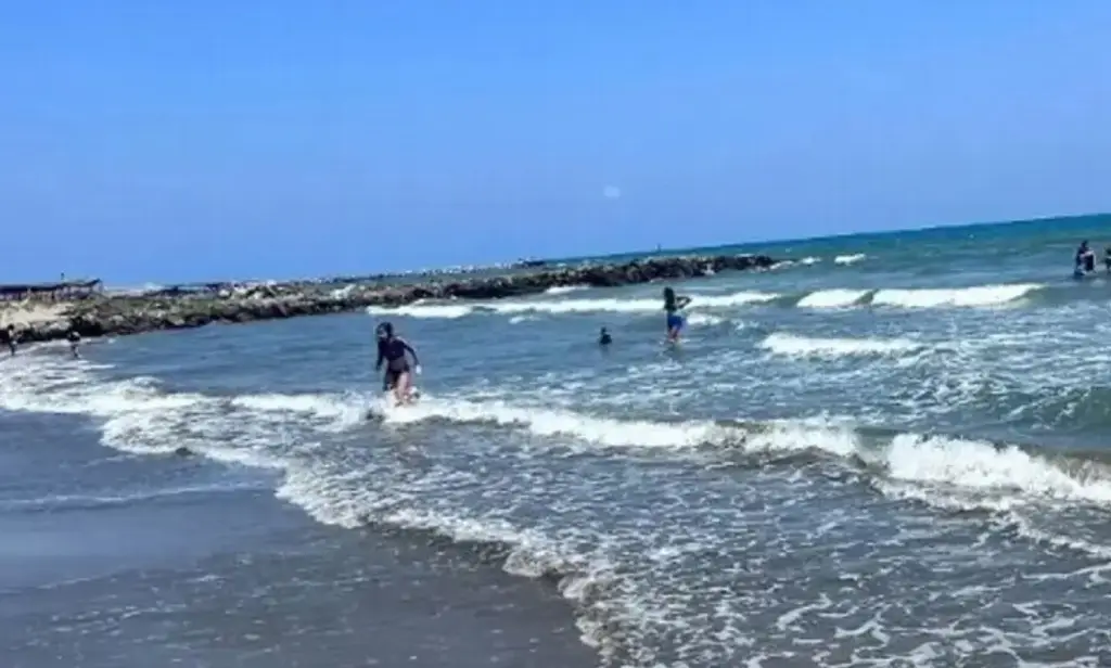 Imagen Buscan a menor que fue arrastrado por el mar en la playa Mata de Uva, Alvarado 