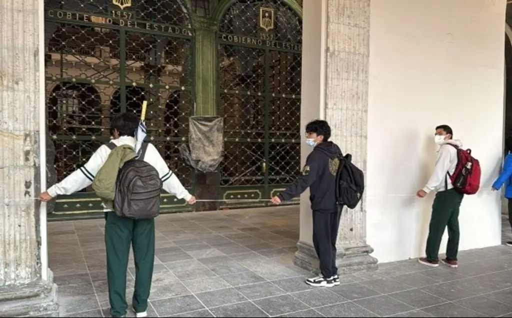 Imagen Continúa este lunes la toma de la Prepa Juárez, estudiantes intentan bloquear acceso a palacio de gobierno