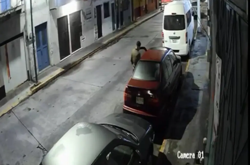 Imagen En menos de un minuto, roban coche de reportero de Veracruz (VIDEO)