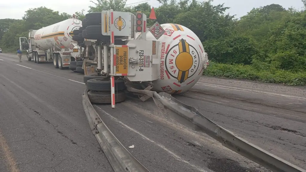 Imagen Vuelca remolque tipo cisterna cargado con gas en carretera Paso del Toro, en Medellín