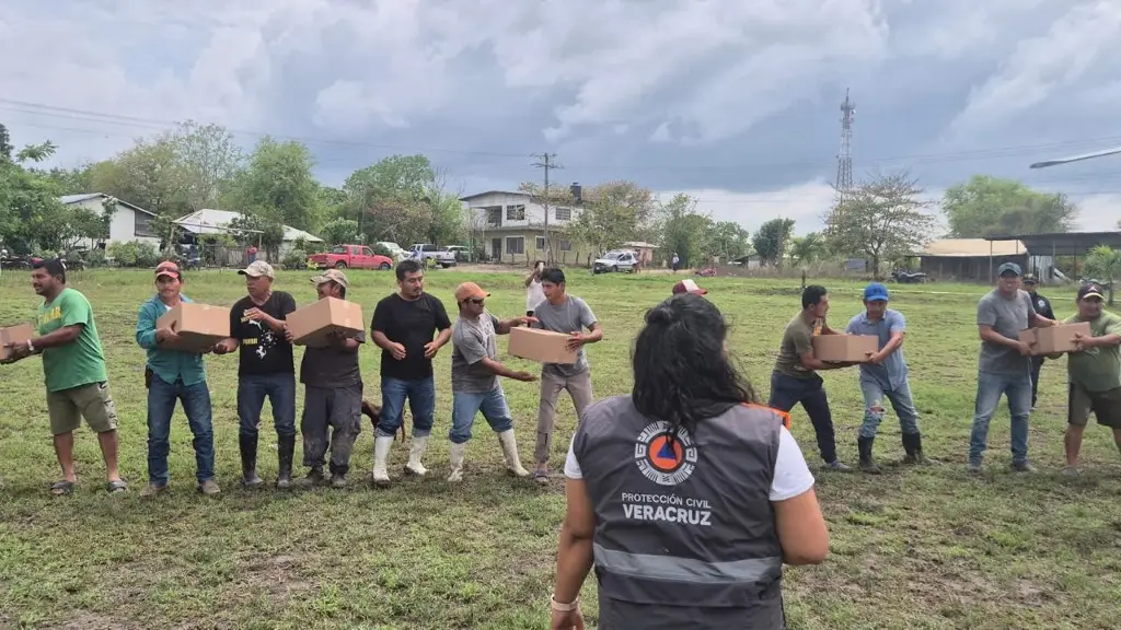 Imagen Rocío Nahle recorre comunidades de Veracruz afectadas por lluvias de huracán Erick