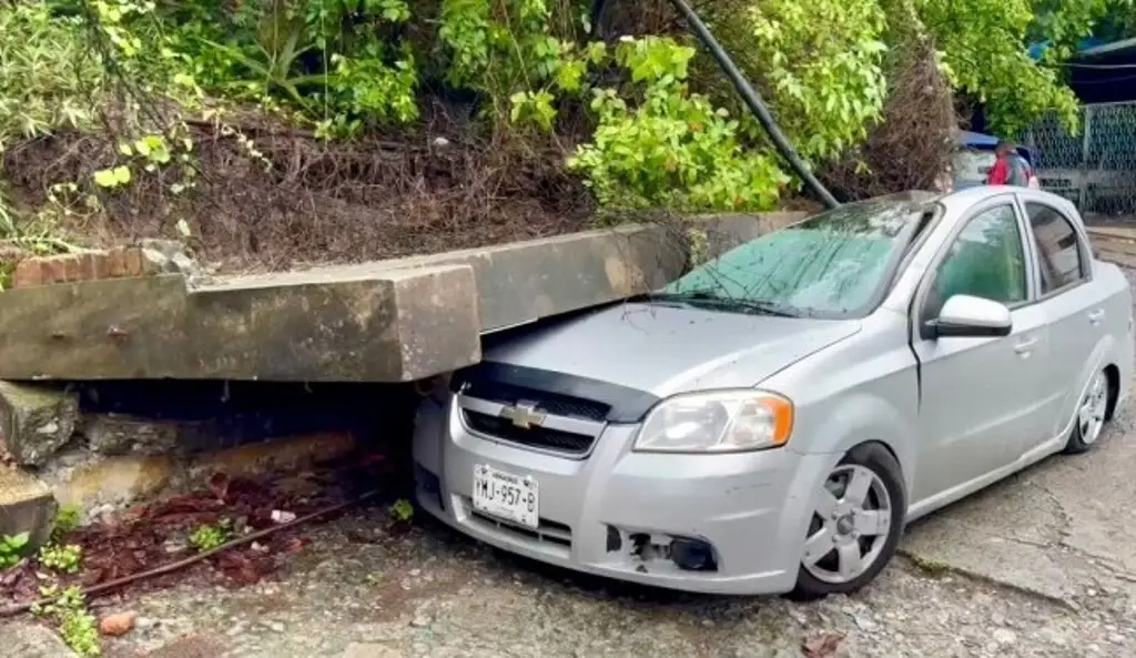 Imagen Barda colapsa y cae sobre un auto particular en Poza Rica, Veracruz