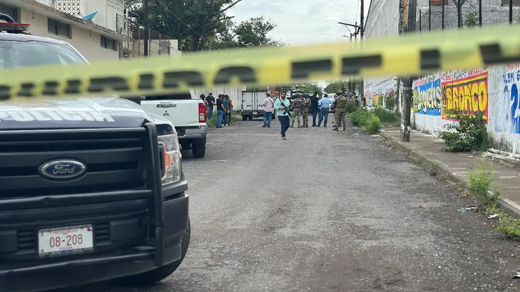 Imagen Matan a mujer a balazos afuera de escuela en Veracruz