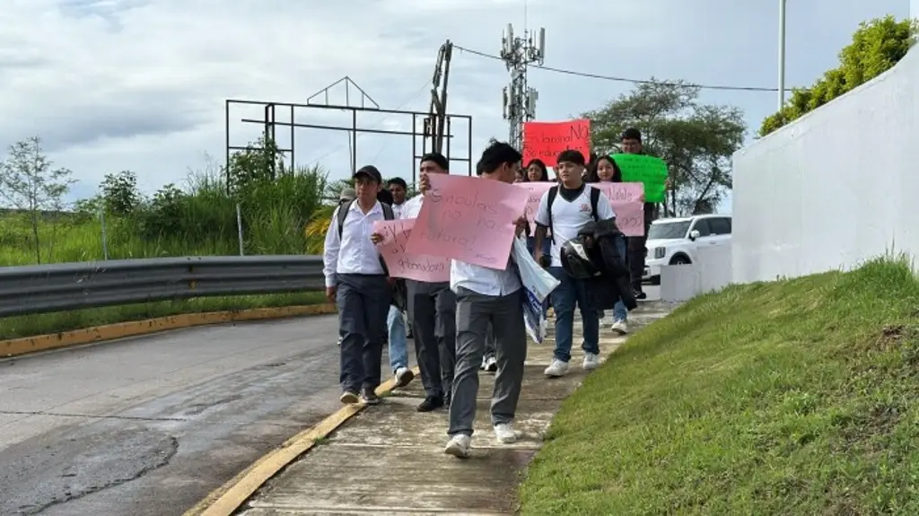 Imagen Xalapa: En riesgo estudiantes de la Normal Suárez Trujillo, exigen reubicar plantel por temor a deslaves